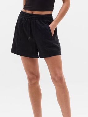 Heather grey Athleta mid-rise 4" linen shorts